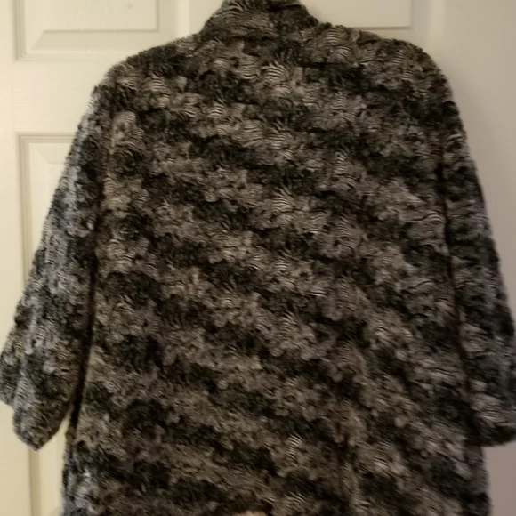 FREE with any bundle of 3 or more  Alfredo Dunner Womens Faux Fur Shrug Vintage - Picture 2 of 3